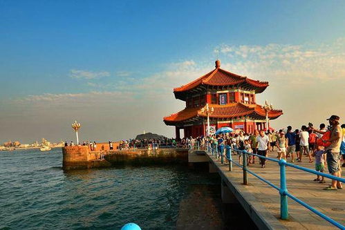 三、 神话叙事中的象征意蕴：从纱巾到翅膀，从古筝到岩石