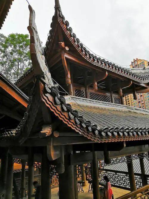 建筑形制与风水堪舆的深度解析