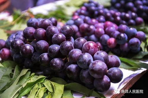 二、 葡萄与牛奶：肠胃酸度与钙吸收的双重考量