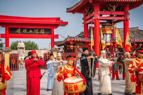 3. 开封清明上河园：穿越回宋朝当个富家翁？！