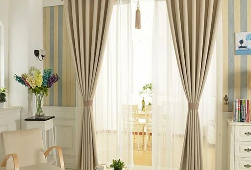 今天拉窗帘是喝什么酒，窗帘拉一边还是两边更合适？