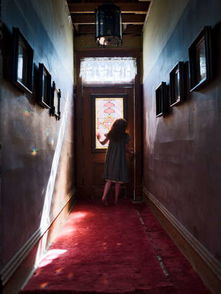 4. 大门直对楼梯的气场破坏