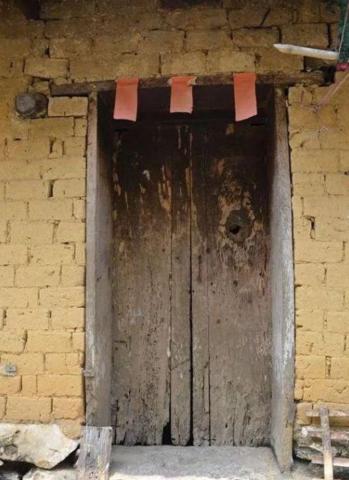 大门相对带来的潜在冲突：一种气场对抗的表现