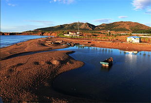 1. “葫芦”雕塑：造型奇特但有点尴尬