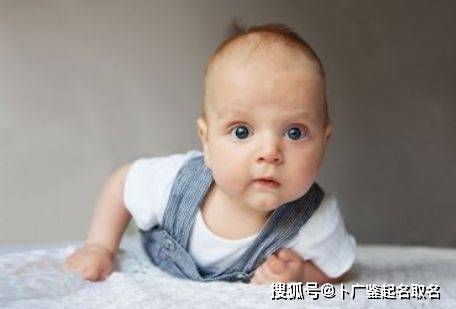 属虎的男孩取名时，有没有什么吉祥的饰品或配饰推荐？