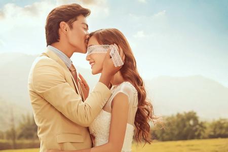 八字里显示有人深爱自己，若感觉被压制，如何调整命运以改善关系？