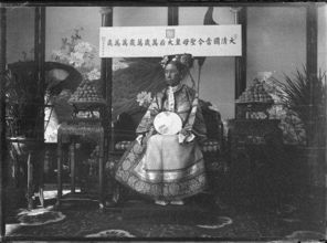 慈禧太后日常饮食奢华之系统考察
Ⅰ．史料基底与叙事脉络
溥仪在《我的前半生》中记载其因连续进食六枚春饼而被领班太 mon发觉并以举臂捣砖之法求助消化——此段虽非直接论及慈禧之饮食却凸显晚清宫廷对君王进食节制与身体调理之敏感关注。
相较于道光年间吏治腐败、 军备涣散、白银外流引起皇室财政紧迫而采取节衣缩食之策——道光帝之日常供给被史家评价为清朝诸帝中最為簡樸——慈禧太后則以極端豪華之飲食習慣成為宮廷內部乃至社會輿論焦點。
根據宮廷檔案與後世編纂， 《御香錄》記載：「一天有兩頓飯……這兩次晚宴上必須將恰良好一百碗依規矩端齊」；除兩頓正飯外尚設兩種稱之為「较小吃」者，「雖不及正飯豐盛」，然「每份较小 Eat至更少二十碗」，「通常於四至五十碗間」——此說明即使於輕嘗亦仍保持規模宏较大之供應。
進而言之， 《清宮二年記》所引裕德龍女官言：「太後對飲食知識極為淵博……雖為太後但其用膳標準與皇帝彻底相同，**每餐必須擺放整整一百盤不同menu**」——此類敍述屢見於史料且數據互相佐證。
