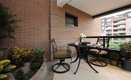 五、 “膝下虚空”与镂空设计之风险