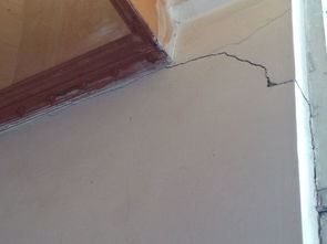 家里墙面出现严重裂缝，这样的风水问题该如何解决呢？