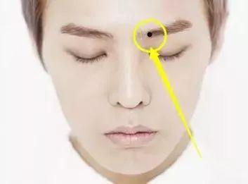 唇边、眉间：细微之处见玄机