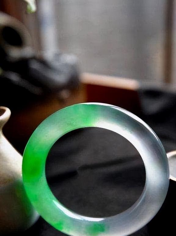 大生肖中，哪些生肖不宜佩戴玉手镯？