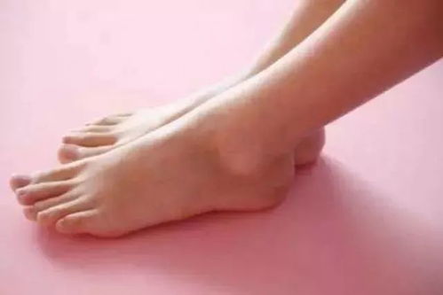 足与脚：情感与生育双重信号