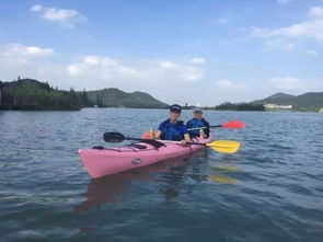 未知与挑战：独木舟漂流中的人生旅程
