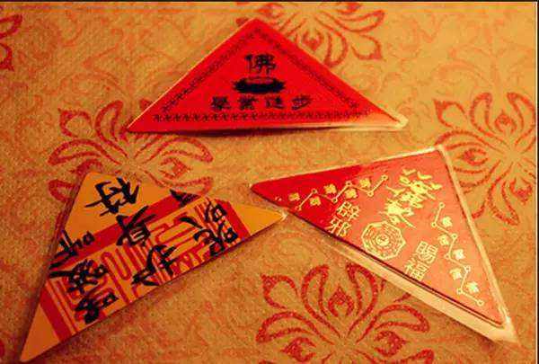 2026年冲太岁的人应该佩戴什么物品来化解？