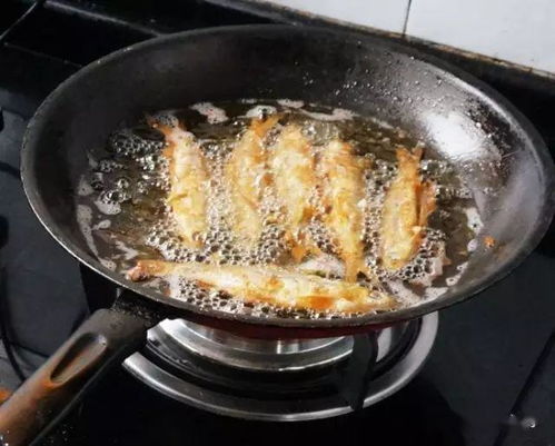 ：烹饪环境中的突发油锅燃焰及其文化意蕴