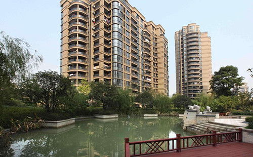 1. 水池与锦鲤的象征意义