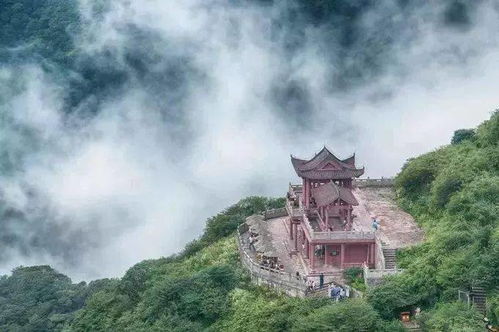 梵净山与西江千户苗寨：多彩贵州的串联之旅