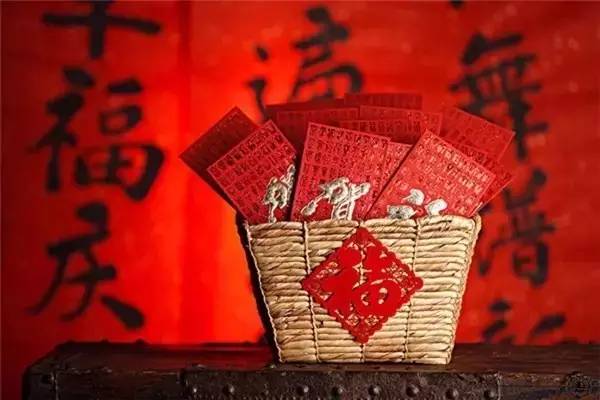 2．贴春联与福字——红色符号中的吉祥寓意