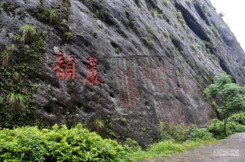 岩的吉凶含义具体是什么？在风水学中它代表着怎样的象征意义？