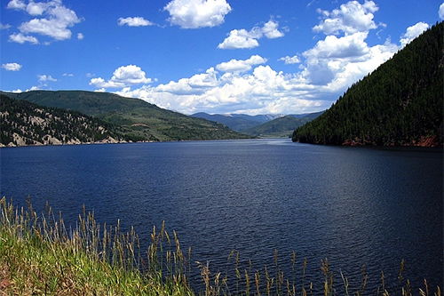 梦见两个大水库预示着什么？这两个水库的梦境有何特殊含义？