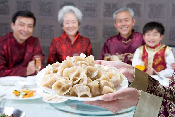 二、饺子食俗：从物品实践到精神层面寄托