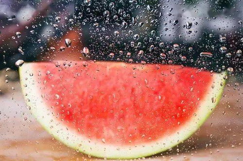 ：盛夏瓜果与潜在的社会隐喻