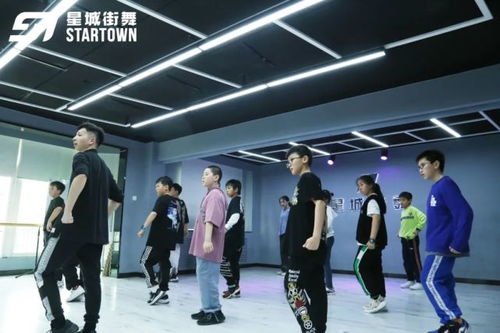 鸡鸣破晓，舞影惊魂，晨曦中，那舞者不容简单道不是变成了鬼吗？