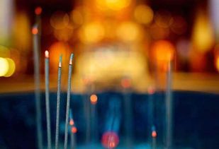 2. 点燃心香与举持姿势