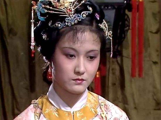 红楼梦中有哪些贾母身边的丫鬟和仆人？