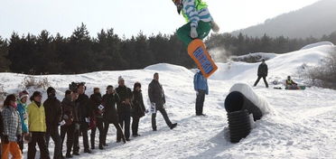 雪场介绍？不如说是雪地蹦迪现场！