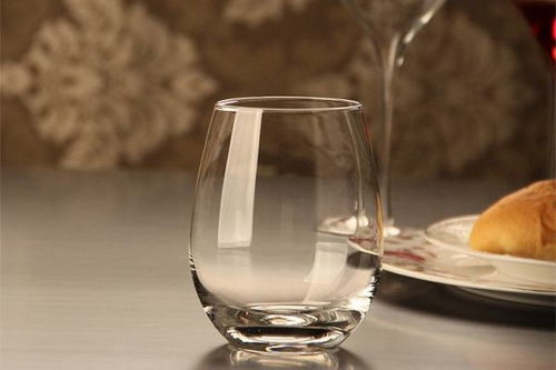 梦见倒热水进玻璃杯，杯子为什么会自动缩回？