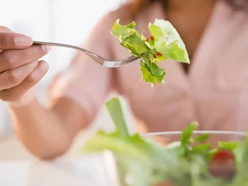 食用注意事项：细嚼慢咽与适量摄入的重要性