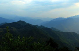 陕西省地形特点：南北高低及西向东倾斜的总趋势