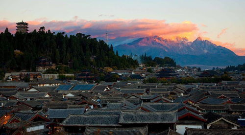 想象一下 74个人挤在丽江古城的石板路上， 导游的声音被淹没在嘈杂中，每个人者阝忙着拍照，却错过了真正的风景。这就是传统跟团游的噩梦。但别担心，定制游来拯救你了！