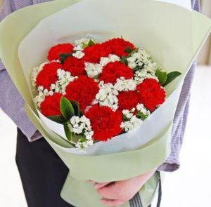 梦见女人给老公送花，这究竟是什么寓意？