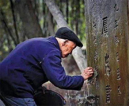 1. 老者自问自答的叙事结构