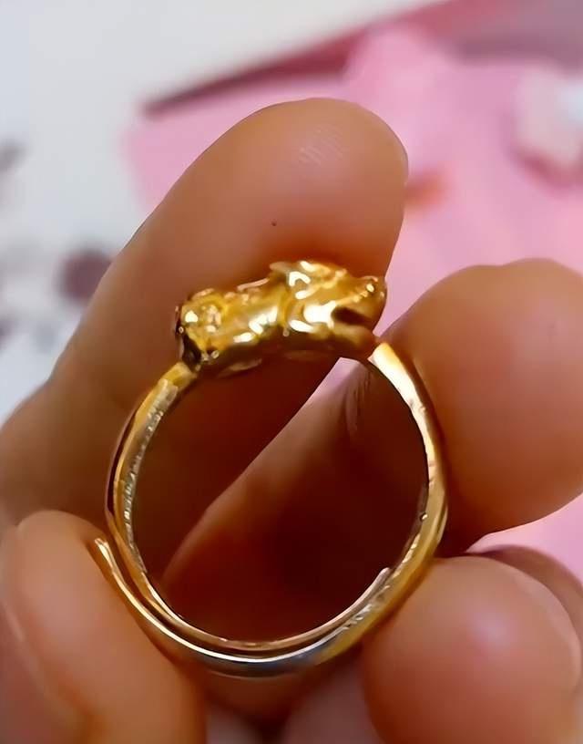 五行缺金属狗男孩戴什么款金戒指最适宜补金？