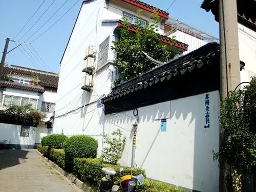 ：名人故居之异象与传统方式国学视角的交叉探讨
