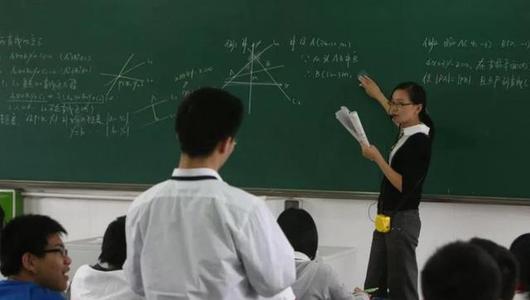 一、  教学引导者的学术积淀与课程体系的实证基础