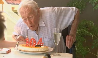 我梦见过世以久的老人，他怎么又过世了呢？