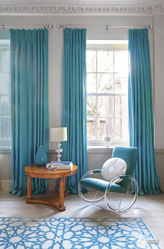 今天拉窗帘是喝什么酒，窗帘拉一边还是两边更合适？