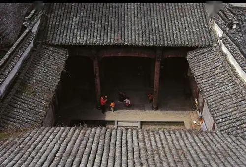 建筑风水十大原则中，哪些是关于藏风聚气的核心要素？