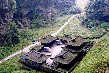 梦见一家老小去看风水地，风水师看地方，这地方风水如何？