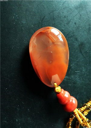 红色水晶：自然能量与人体气场的相互作用