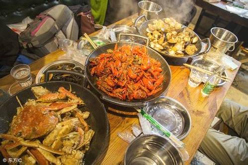 b) 午餐—路边摊才是真正的大餐