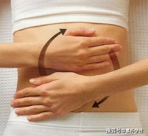 病人双手相握于小腹中间是什么动作或姿势的含义？