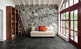 办公室门和窗在同一面墙，这样的风水布局合适吗？