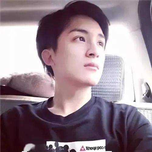 ：数字化身份构建中的情感投射与国学符号的当代阐释