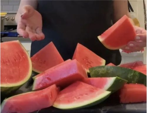 梦见吃西瓜瓤忒别红有什么特殊预兆或含义？