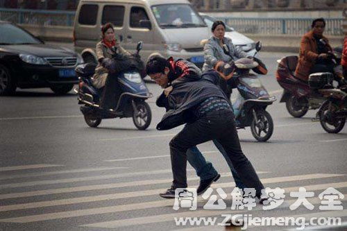 我梦见认识的人被打，这是怎么回事呢？